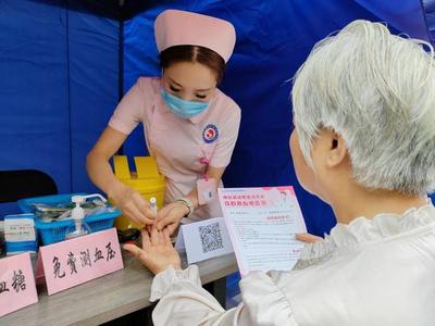 邛崃市妇幼保健院开展"暖医疗 送健康 "义诊志愿服务进社区活动